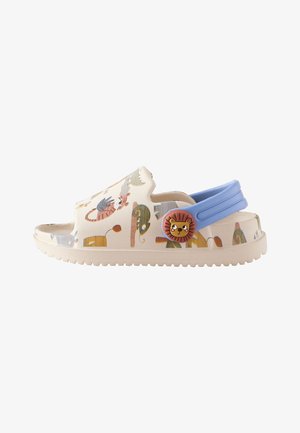 Kinder crèmekleurige slip-on sandaal met blauwe verstelbare hielriem en kleurrijke dierenprints, inclusief een knoopdetail met leeuwengezicht.