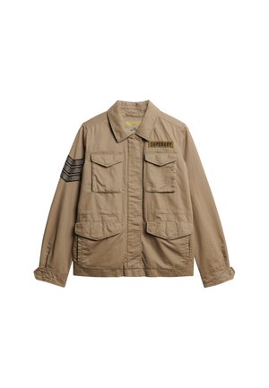 Veste utilitaire marron clair en tissu, avec un col, quatre poches frontales et un accent noir rayé sur la manche.