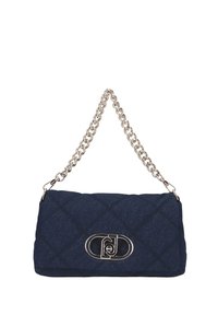 Borsa trapuntata in denim scuro con fibbia logo metallica e tracolla a catena. Forma rettangolare con una texture morbida e motivo a diamante.
