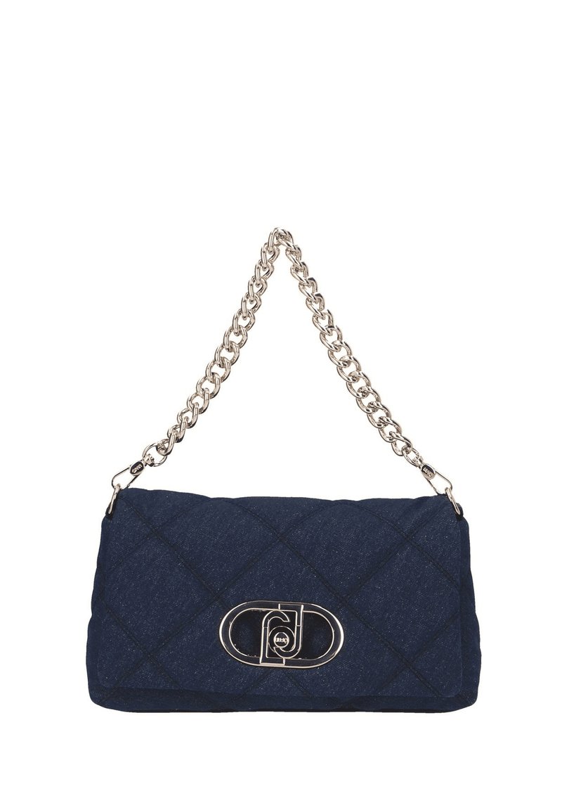Borsa trapuntata in denim scuro con fibbia logo metallica e tracolla a catena. Forma rettangolare con una texture morbida e motivo a diamante.