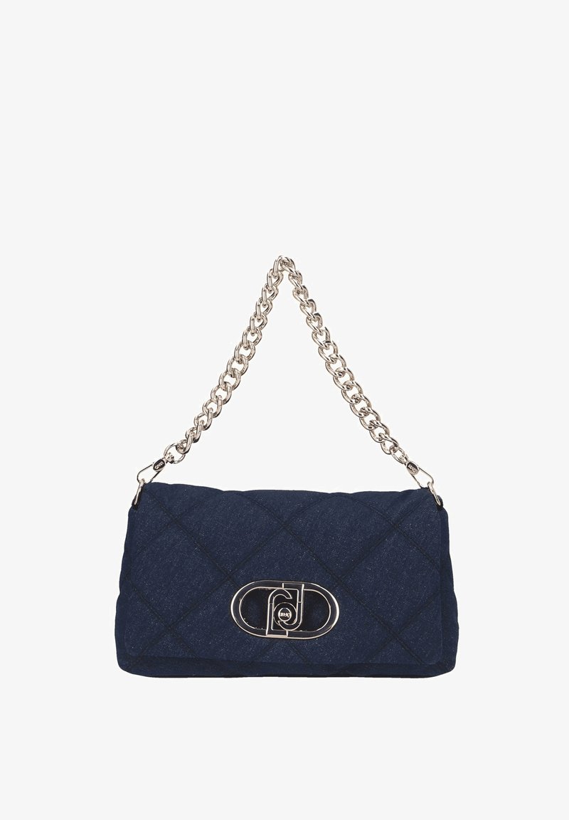 Borsa trapuntata in denim scuro con fibbia logo metallica e tracolla a catena. Forma rettangolare con una texture morbida e motivo a diamante.