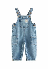 Pantalones de mezclilla en azul claro, con tirantes ajustables, detalles de botones de madera y dos bolsillos delanteros. Textura desgastada con puños enrollados.