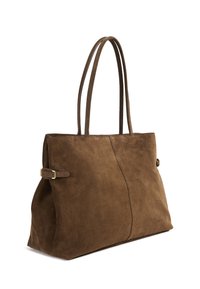 Sac fourre-tout en daim marron avec deux longues poignées, présentant une texture lisse et une forme structurée. Comprend un détail boucle latérale.