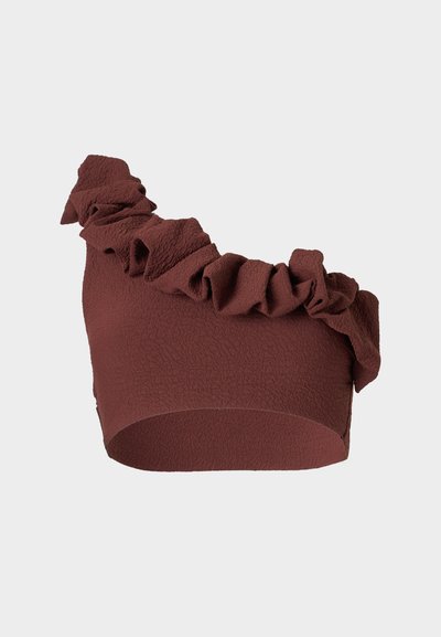 Καφέ crop τοπ με υφή, έναν ώμο, και βολάν στο τελείωμα κατά μήκος του λαιμού και του ιμάντα στον ώμο.