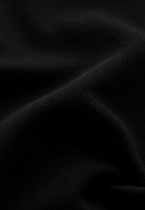 Melns audums ar teksturētu virsmu, kurā ir austs raksts, kas rada nelielu spīdumu gaismā. Gluda krītšana, bez rotājumiem.