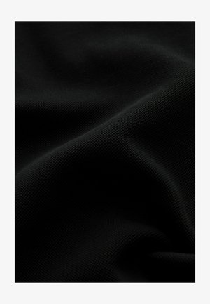 Crni tkanina s teksturiranom površinom, s uzorkom tkanja koji stvara blagi sjaj na svjetlu. Glatko pada, bez ukrasa.