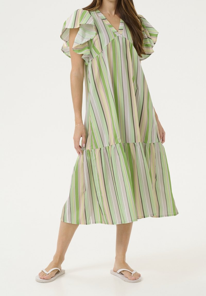 Pasiasta sukienka w odcieniach zieleni, beżu i lawendy z falbaniastymi rękawami, dekoltem w kształcie litery V oraz warstwowym dołem sięgającym do połowy łydki.