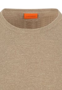 Beige Strickpullover mit Rundhalsausschnitt, der ein strukturiertes Muster aufweist und ein orangefarbener Aufnäher mit der Aufschrift "EIGNET SICH" auf der Rückseite zu sehen ist.