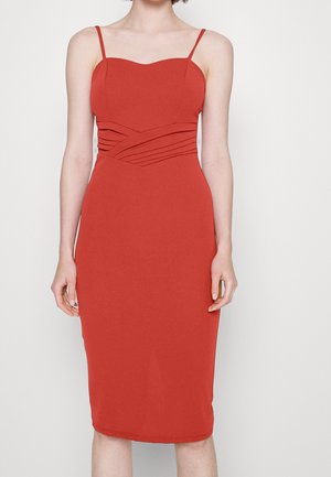 Czerwona sukienka dopasowana z cienkimi ramiączkami, dekoltem typu serduszko oraz teksturowanymi ukośnymi plisami w talii, wykonana z elastycznego, gładkiego materiału.