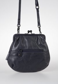 Borsa a tracolla in pelle blu navy con forma arrotondata, dettagli plissettati e chiusura in metallo. Presenta una tasca con zip sul retro. Manico regolabile.