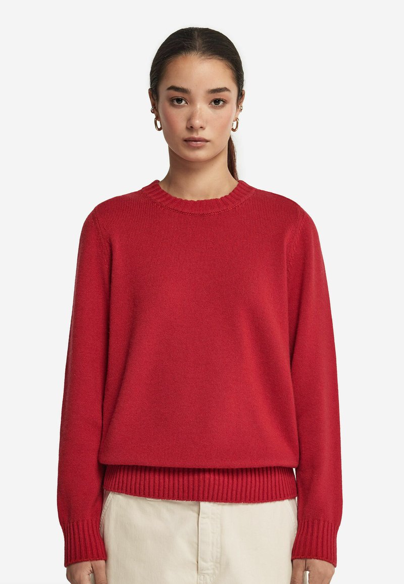 Roter gestrickter Pullover mit rundem Ausschnitt, gerippten Bündchen und Saum. Der Stoff hat eine weiche Textur und eine lockere Passform.
