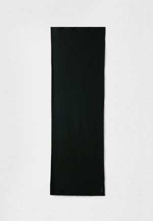 Čierny pletený šál s obdĺžnikovým tvarom a rebrovanou štruktúrou. Na rohu sa nachádza malé logo. Ľahký a flexibilný materiál.