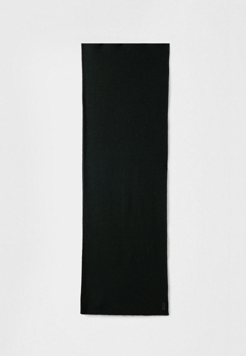 Černá pletená šála s obdélníkovým tvarem a ribovanou strukturou. Obsahuje malé logo v rohu. Lehký a flexibilní materiál.