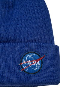 Berretto lavorato a maglia blu con un bordo spesso, caratterizzato da un logo NASA ricamato in blu, bianco e rosso sul fronte.