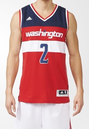 Maillot de basket aux couleurs rouge, blanc et bleu, avec le texte "Washington", numéro 2 sur le devant, logo Adidas sur le côté droit de la poitrine et étiquette en bas.