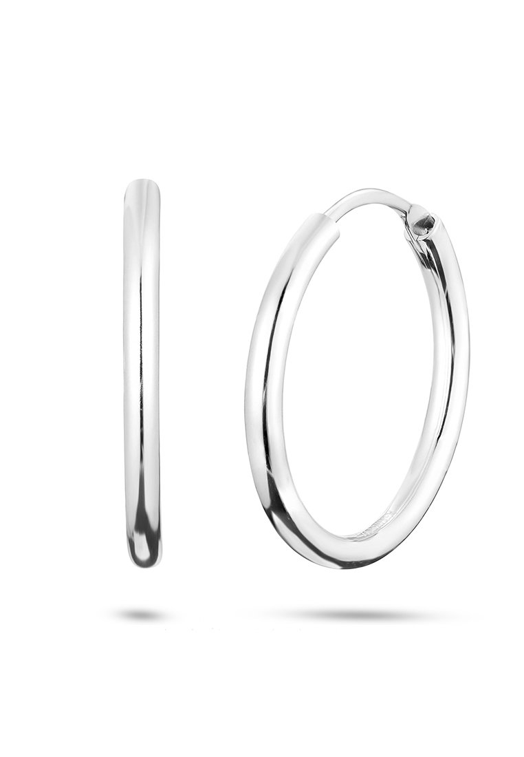 Silberne Creolen mit einem glatten, runden Design. Die Oberfläche ist poliert und reflektiert mit einem dünnen, nahtlosen Profil.
