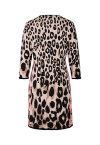 Leopardenmuster-Kleid mit Drei-Viertel-Ärmeln, Rundhalsausschnitt und pinkem Akzent an den Seiten, aus einem glatten, leichten Stoff gefertigt.