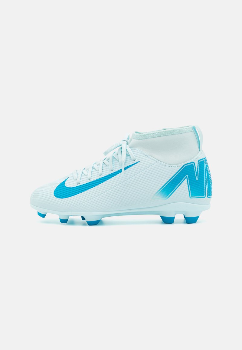 Scarpino da calcio bianco con accenti azzurri, caratterizzato da una superficie texturizzata, design con lacci e un collo alto per supporto alla caviglia.