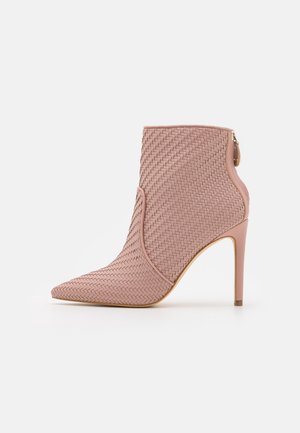 Bottine en cuir tressé rose avec un bout pointu, un talon aiguillé surélevé et une découpe latérale. Elle est dotée d'une fermeture éclair à l'arrière.
