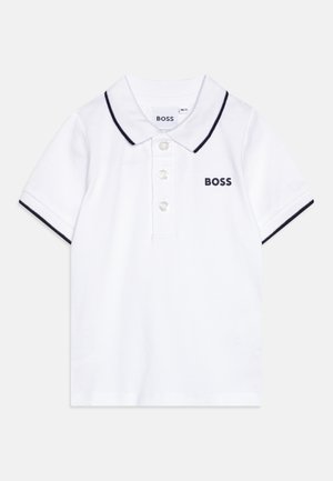 Witte polo-shirt van katoen, met een twee-knopen placket, marineblauwe rand op de kraag en mouwen, en een zwart "BOSS" logo op de borst.
