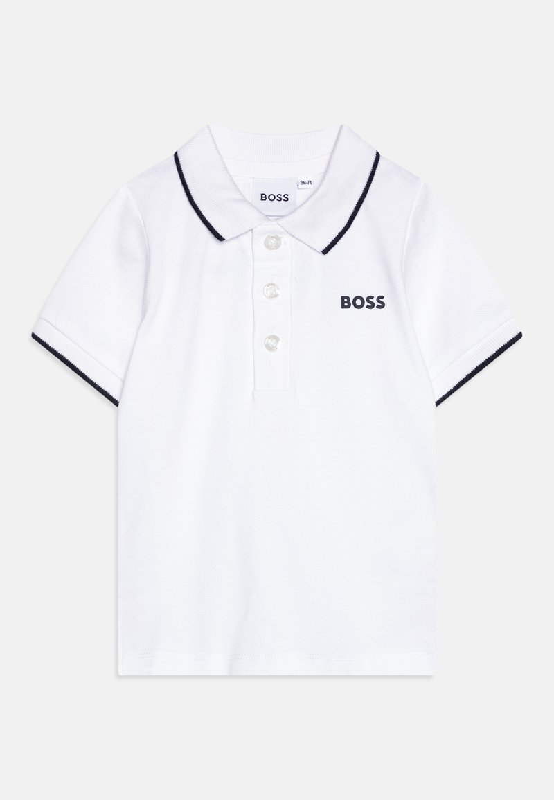 Bela polo majica iz bombaža, z dvema gumboma na zapenjanju, temno modrim obrobe na ovratniku in rokavih ter črnimi logotipom "BOSS" na prsih.