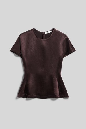 Mørkebrun satengbluse med korte ermer, rund hals og glidelås bak, lagt flatt på lys grå bakgrunn.