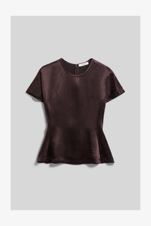 Mørkebrun satengbluse med korte ermer, rund hals og glidelås bak, lagt flatt på lys grå bakgrunn.