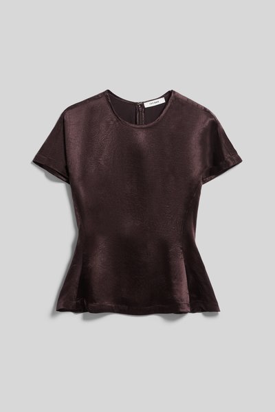 Chemisier en satin marron foncé à manches courtes avec encolure ronde et fermeture éclair au dos, étalé à plat sur un fond gris clair.