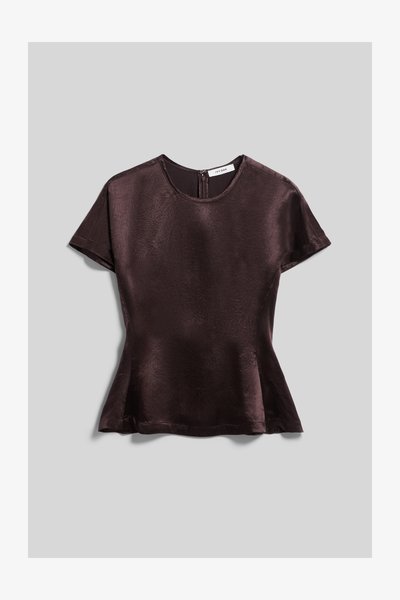 Chemisier en satin marron foncé à manches courtes avec encolure ronde et fermeture éclair au dos, étalé à plat sur un fond gris clair.