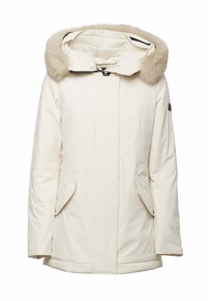 Parka bianca con cappuccio in ecopelliccia rimovibile, chiusura frontale con zip, due tasche laterali e dettagli cuciti lungo il pannello centrale.