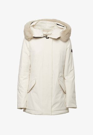 Parka bianca con cappuccio in ecopelliccia rimovibile, chiusura frontale con zip, due tasche laterali e dettagli cuciti lungo il pannello centrale.