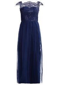Abito da sera blu navy con maniche a cappuccio in pizzo, bodice aderente e gonna in tulle fluente. Presenta ricami floreali sul bodice.