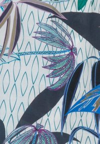 Tissu à motifs avec des feuilles tropicales abstraites en bleu, violet et vert sur un fond blanc orné d'un motif en treillis losange couleur sarcelle.