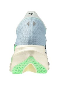 Scarpa atletica azzurro chiaro con una tomaia testurizzata, dettagli in argento e una suola in gomma verde con un motivo di battistrada.