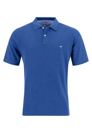 Polo bleu à manches courtes avec col, deux boutons blancs et petit logo d’arbre blanc sur la poitrine gauche.