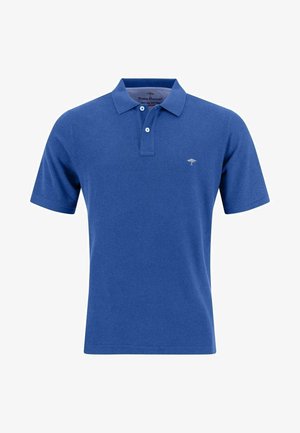 Polo bleu à manches courtes avec col, deux boutons blancs et petit logo d’arbre blanc sur la poitrine gauche.