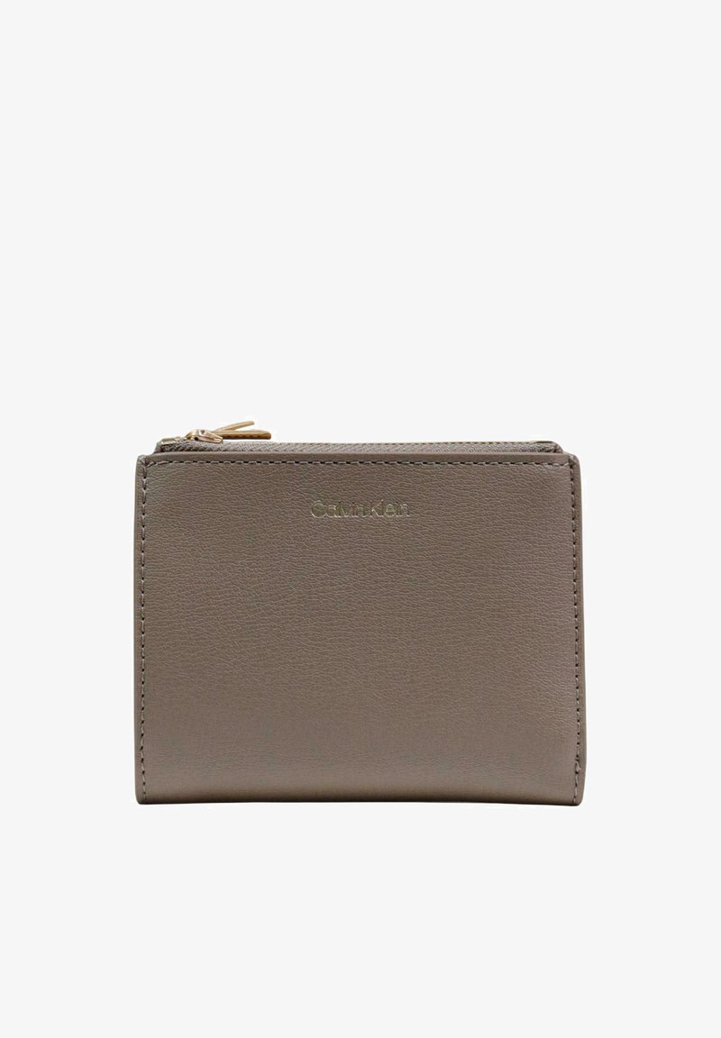 Portefeuille en cuir taupe Calvin Klein avec compartiment supérieur zippé et bords cousus.
