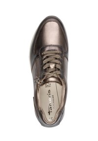 Sneaker in bronzo con finitura metallica liscia, punta tonda, lacci frontali, dettagli di cucitura discreti e logo sulla soletta interna.