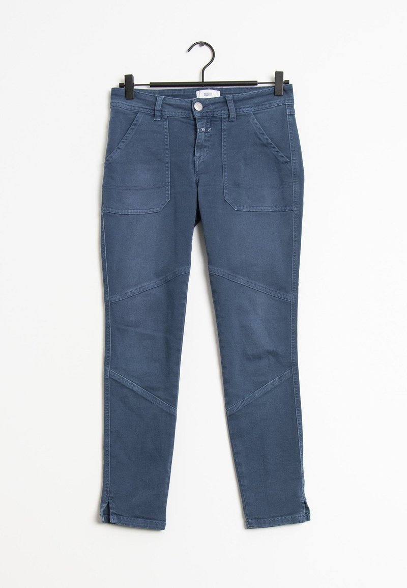 Pantalon slim bleu avec poches avant, passants de ceinture et détails de coutures, suspendu sur un cintre noir sur fond blanc.