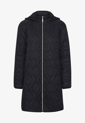 Cappotto trapuntato nero con cappuccio e zip centrale, caratterizzato da un motivo testurizzato e tasche laterali, realizzato in un materiale leggero e isolante.