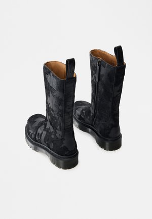 Pořadí 7: Dr. Martens - REJENA HIGH - Vysoká obuv