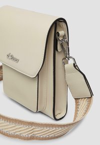 Kremowa skórzana torba crossbody z klapką, z srebrnym logo i teksturowanym plecionym paskiem w beżowe i białe akcenty.