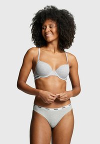 Graues Lingerie-Set mit einem geformten BH mit verstellbaren Trägern und passenden Hipster-Briefs. Beide Teile haben eine weiche Textur und einen Logo-Gummibund.