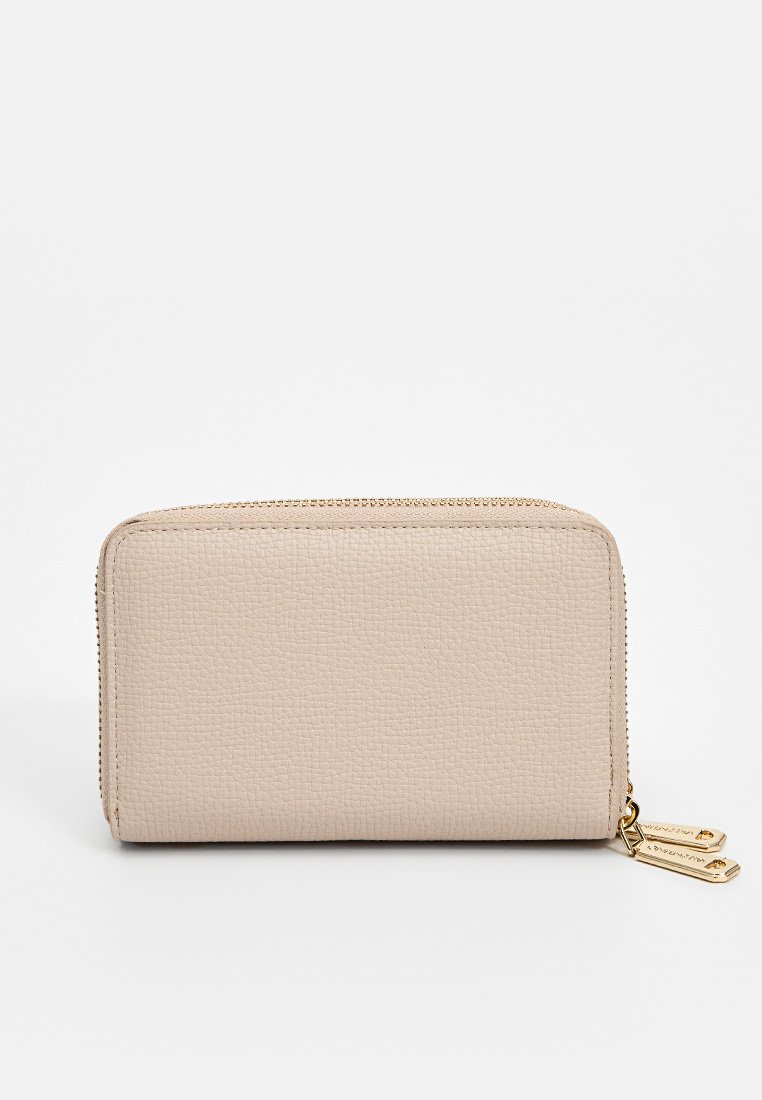 Beige strukturiertes Portemonnaie mit einem Reißverschluss und goldenen Hardware-Akzenten. Verfügt über eine rechteckige Form und ein glattes, genarbtes Material.