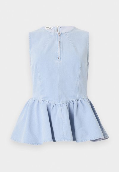 Haut en denim bleu clair sans manches avec un col rond, une fermeture éclair devant, un corsage cintré et un bas évasé à volant peplum.