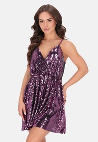 Rochie purpurie cu paiete, decolteu adânc �în V, bretele ajustabile și fustă evazată. Are paiete strălucitoare care acoperă întreaga suprafață.