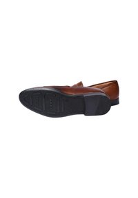 Scarpe eleganti in pelle marrone con finitura liscia, suola in gomma nera piatta, punta rotonda e dettagli di cucitura minimi lungo il bordo superiore.