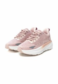 Des chaussures de sport roses avec une tige en mesh respirant, un motif texturé et une semelle blanche rembourrée. Elles présentent des accents gris sur les côtés.