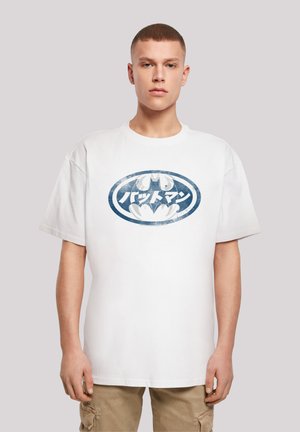 Hvit bomull t-skjorte med et blått grafisk logo med japansk tekst, rund halslinning og korte ermer. Klassisk oversized passform.