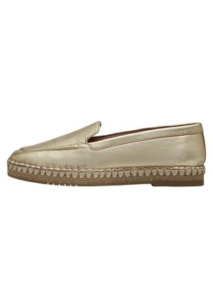 Zlatá kožená slip-on obuv s plochou podrážkou, zdobená dekorativním prošíváním podél okraje a hladkým, texturovaným povrchem.